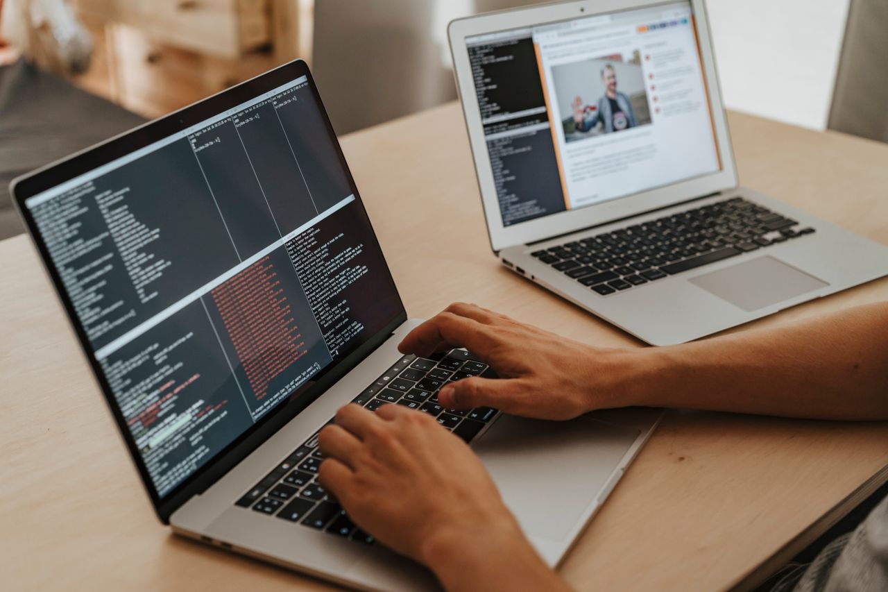 Ноутбук с открытым редактором кода и счётом расхода токенов